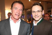 Steirer unter sich: Hollywood-Star Arnold Schwarzenegger und Gerald Grosz in Schladming