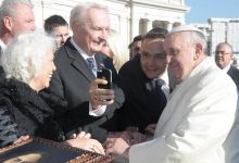 Selfie with the Pope: Gerald Grosz mit Seiner Heiligkeit Papst Franziskus in Rom
